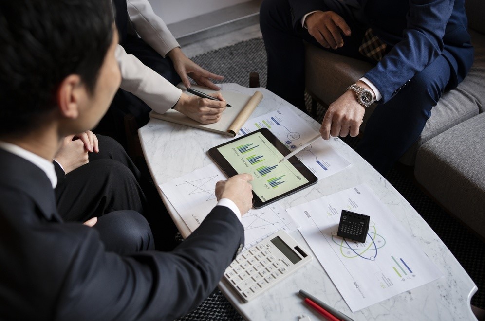 business-people-working-with-ipad-high-angle (1)