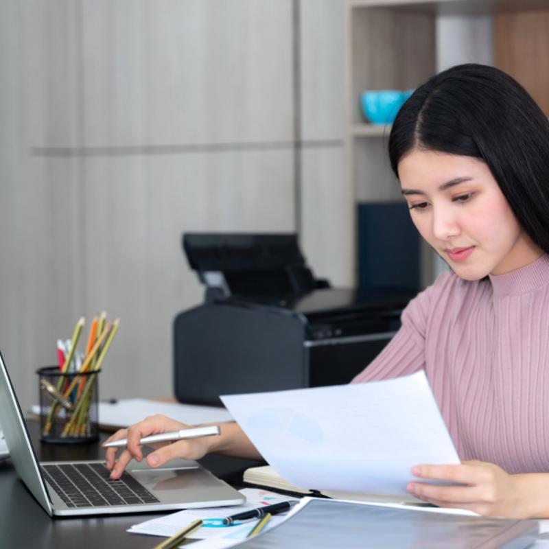 女员工处理e invoice，了解e invoice几时开始。