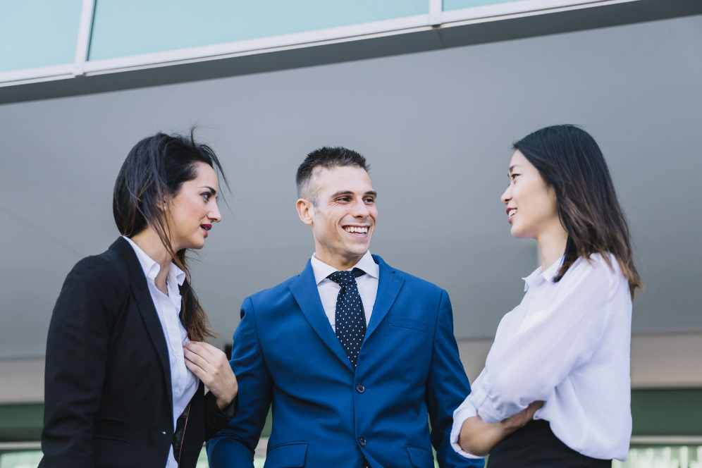 三位商务人士在讨论马来西亚注册公司流程