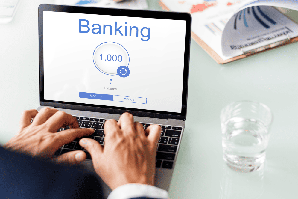 商务人士使用笔记本电脑进行网上银行操作